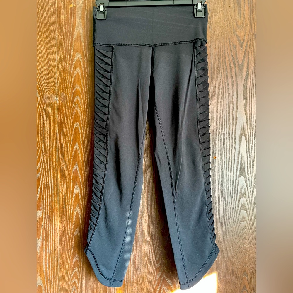 Lululemon leggings almost brand new no peeling